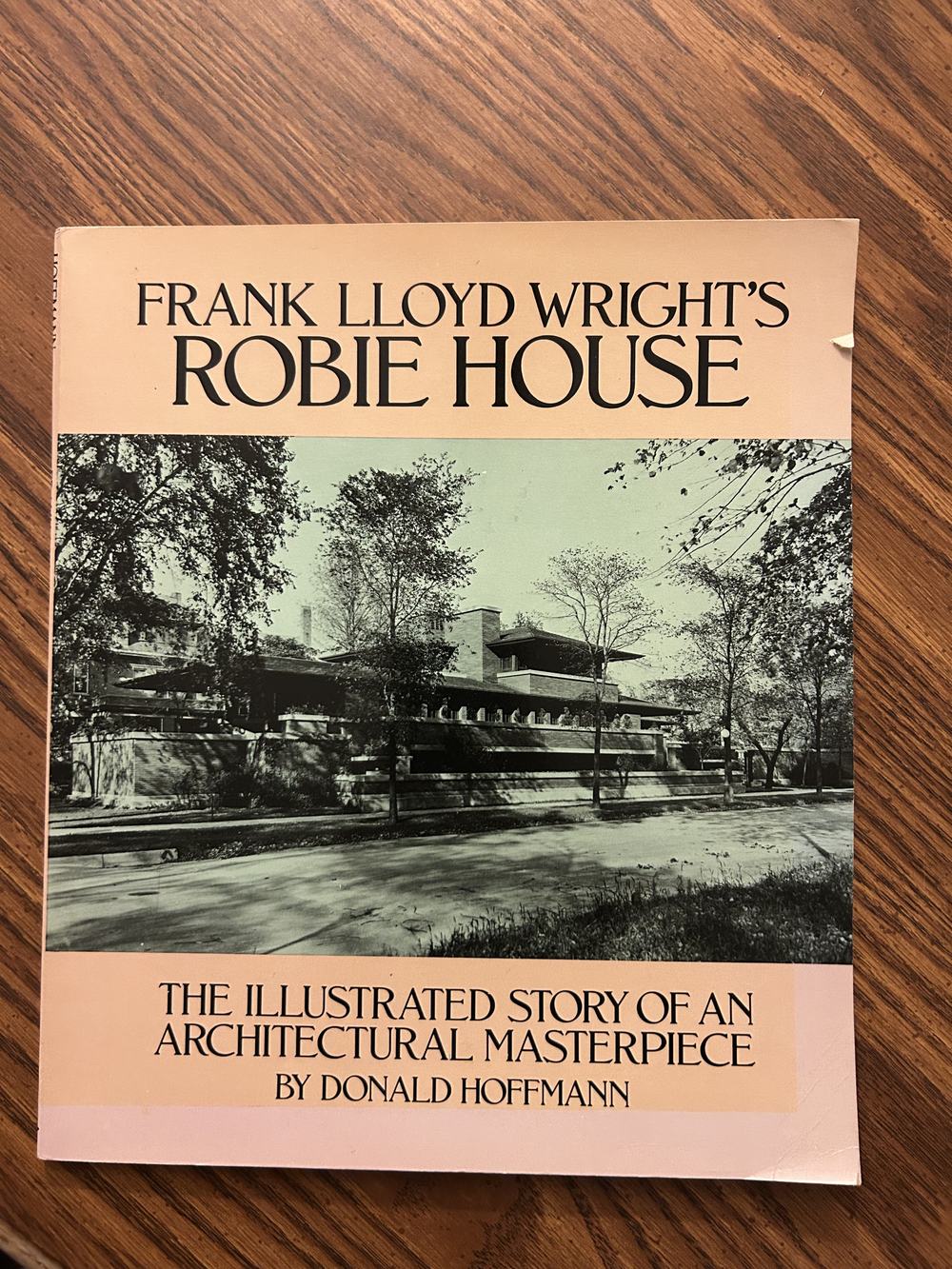 Frank Lloyd Wright's Robie House The Illustrated Story of an Architectural Masterpiece, photo 1 of 2